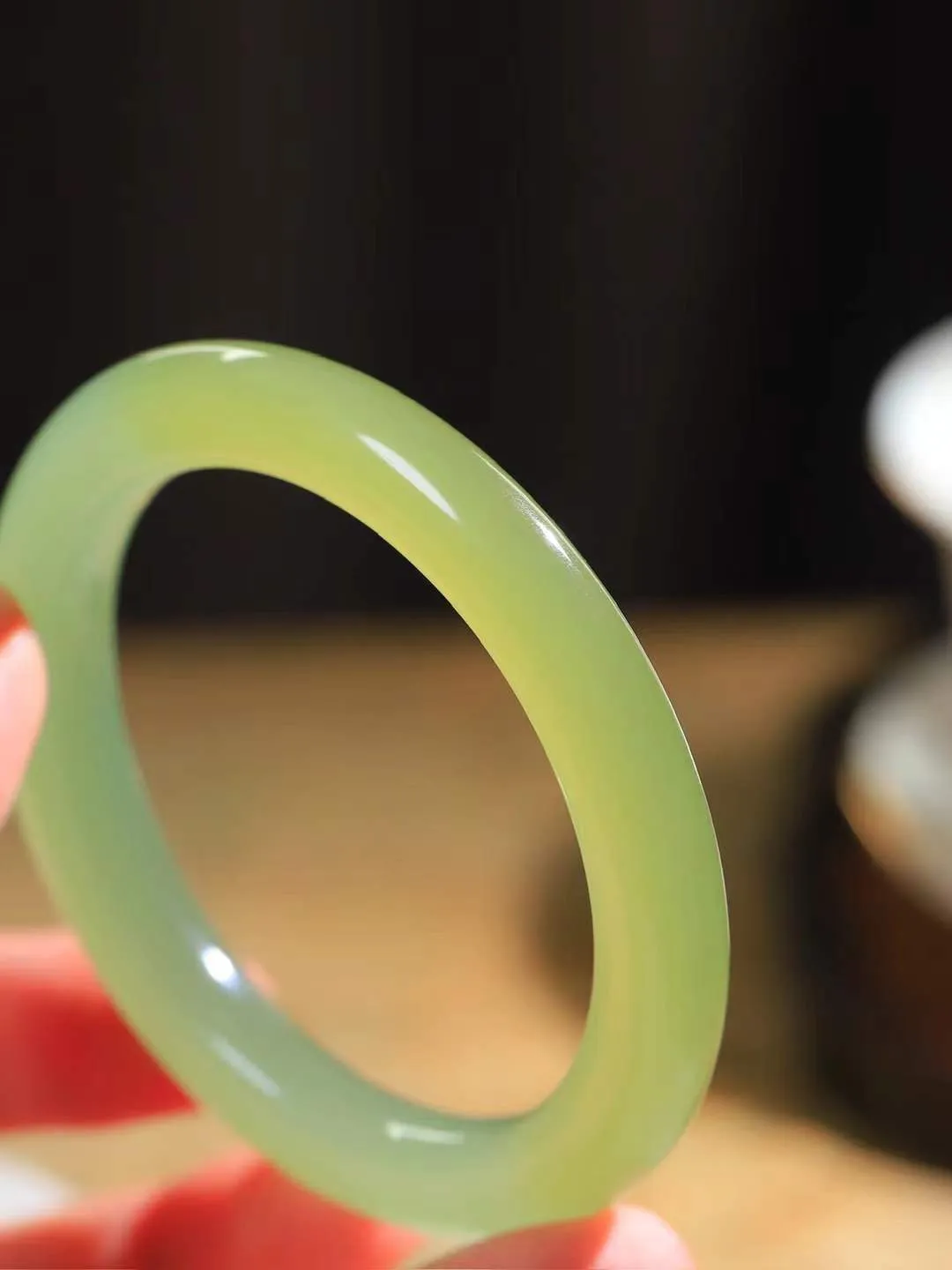 【晴水相伴.镯】

精品️和田玉晴水手镯，以其淡雅的晴水色调，成为腕间的一抹亮色。玉质细腻，触感温润，佩戴它，感受玉石的温度与自然的灵性，让每一天都充满诗意与美好。重44克  尺寸56-8.8-9.7mm   751073154L