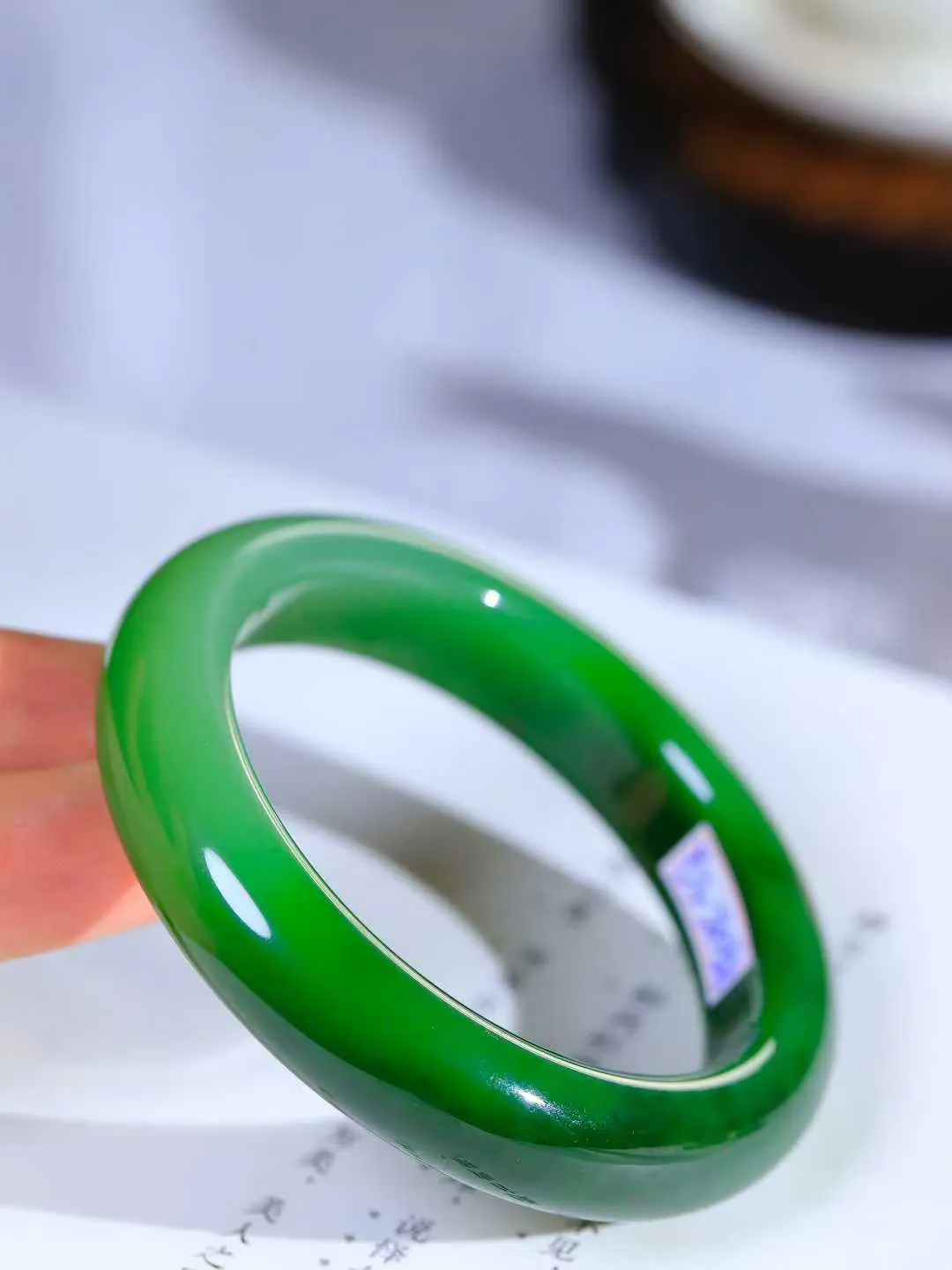 【悠悠芳华.镯】

收藏级臻品和田玉碧玉手镯 玉质温润 青葱岁月，尽收腕中，婉转流畅，凝岁月悠长。盈一眸恬淡，挽一抹绿意。重65.2克 内径55.5mm尺寸13.2-9.7mm   861083151A