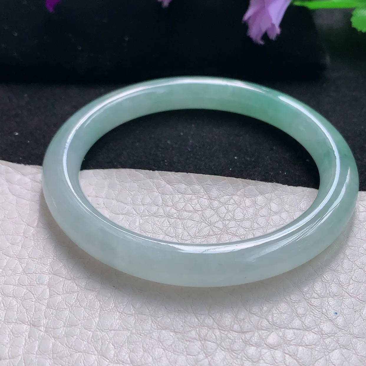 xh自然光54.5*8.4*8圆条镯 天然缅甸翡翠a货手镯淡绿圆镯