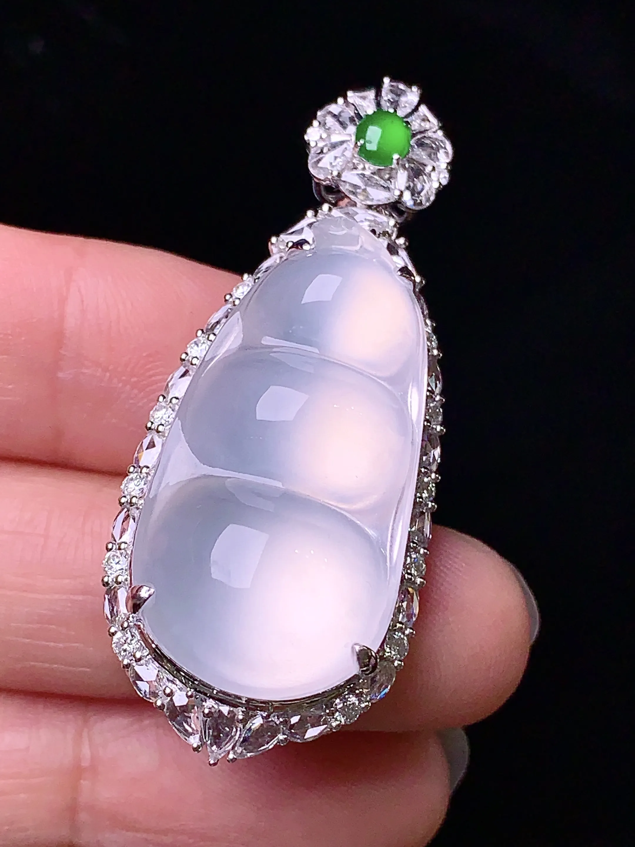 18k金钻镶嵌冰种四季豆吊坠 玉质细腻 色泽清新艳丽 整体尺寸45.7*18.5*13.8