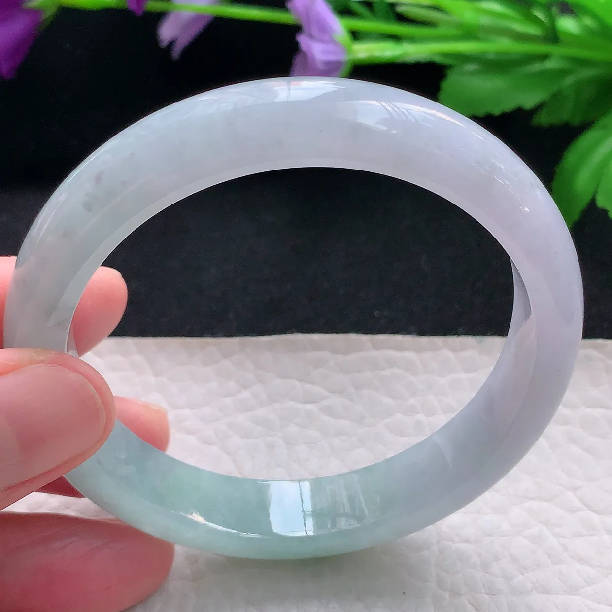 js自然光57*12*7.6平安镯天然缅甸翡翠手镯淡春彩浅绿正圈宽边镯子