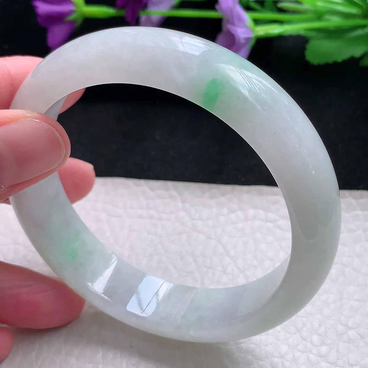 Pj自然光61.5*15*8.2大圈口平安镯 天然缅甸翡翠a货手镯白底飘绿冰透镯子