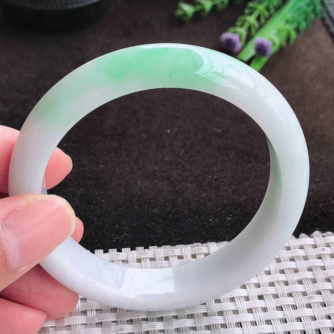 自然光58/12.7/8.6老坑温润飘绿手镯宽边翡翠玉镯美人镯