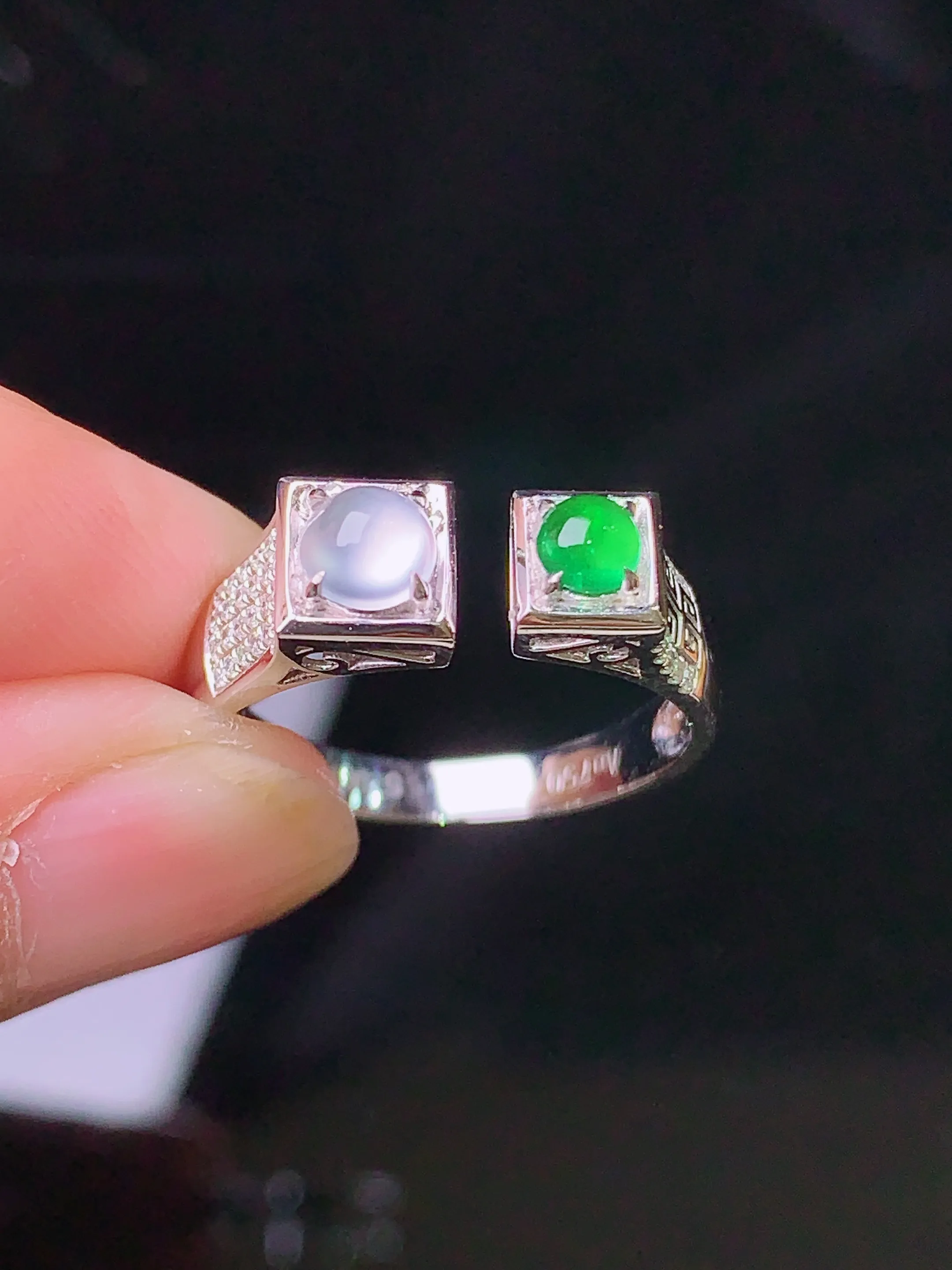 18k金钻镶嵌祖母绿冰蛋面戒指 玉质细腻 色泽清新艳丽 圈口13.5 整体尺寸4*2.2