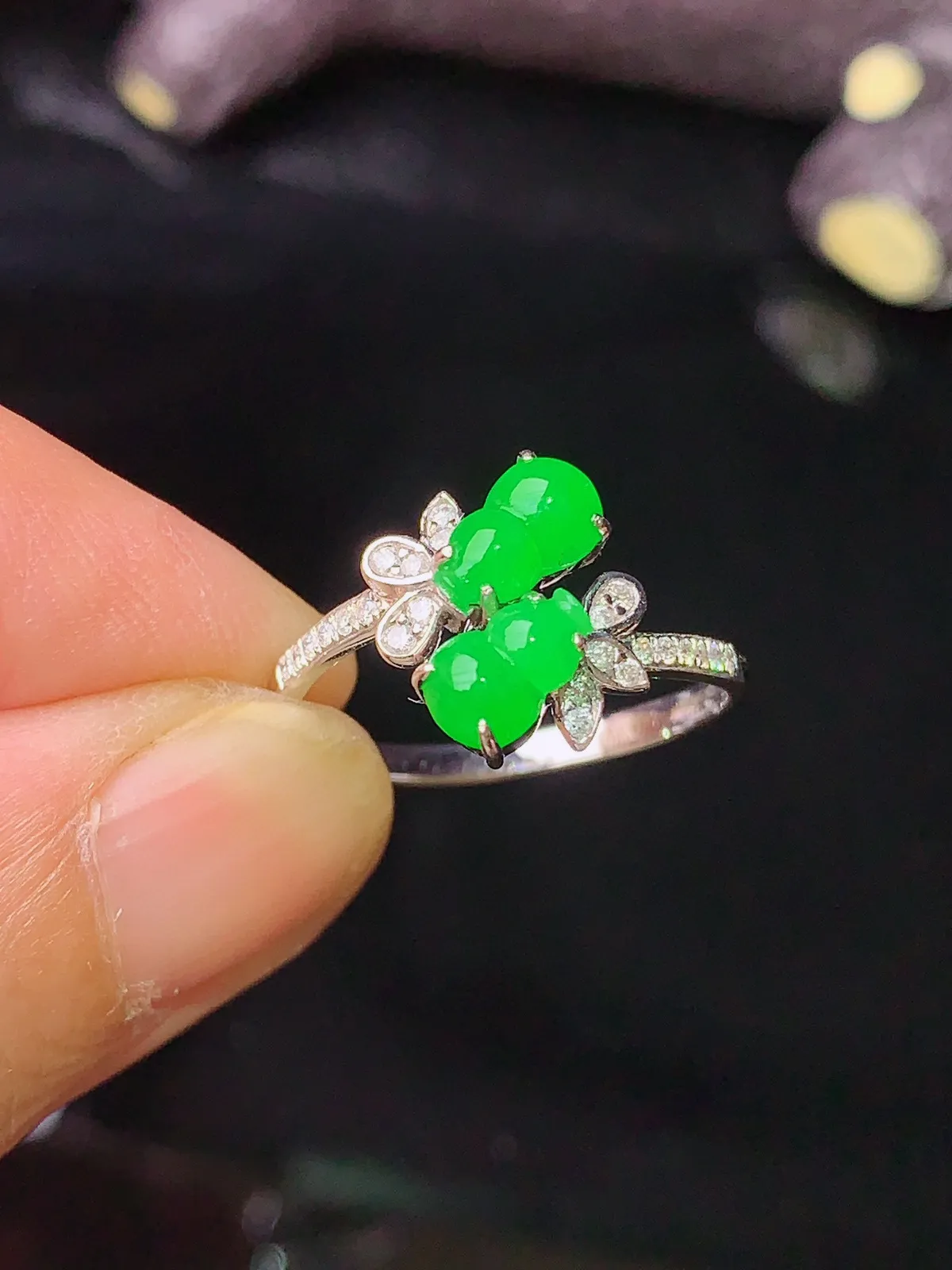 18k金钻镶嵌满绿葫芦组合戒指 玉质细腻 色泽清新艳丽 圈13.5 整体尺寸6.8*4.2*2.2