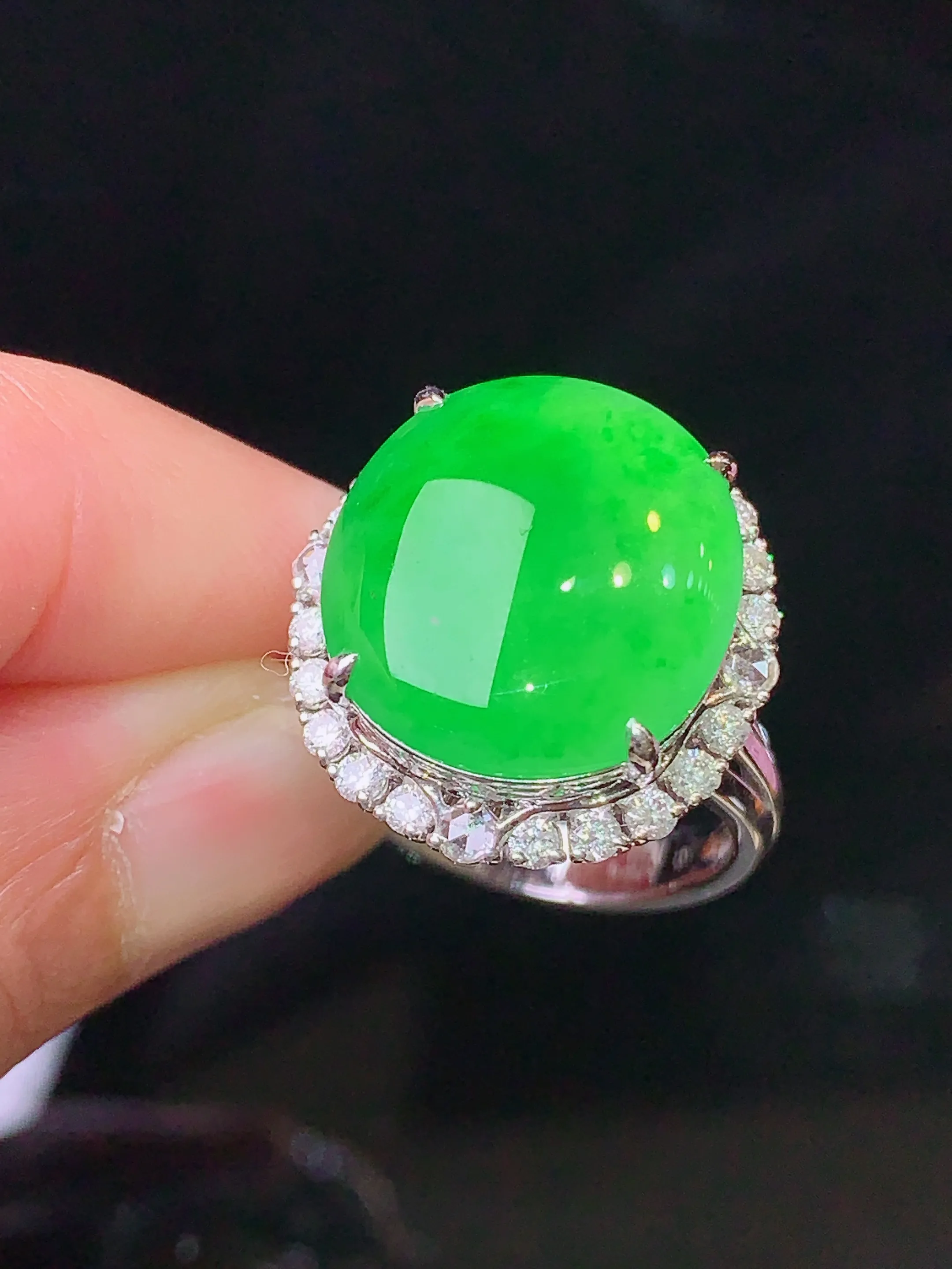 18k金钻镶嵌翠绿蛋面戒指 玉质细腻 色泽清新艳丽 圈口12.5 整体尺寸19.7*18*11