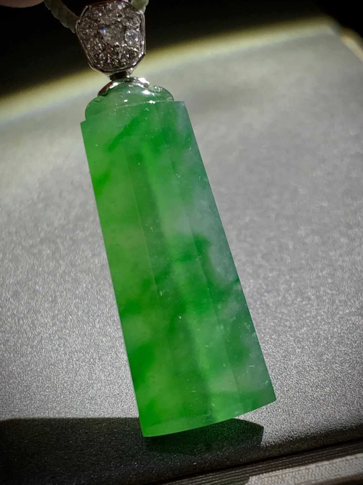 如意平安无事牌八面棱柱，
裸石32.6-12.5-6.5mm，
18K金，南非钻，