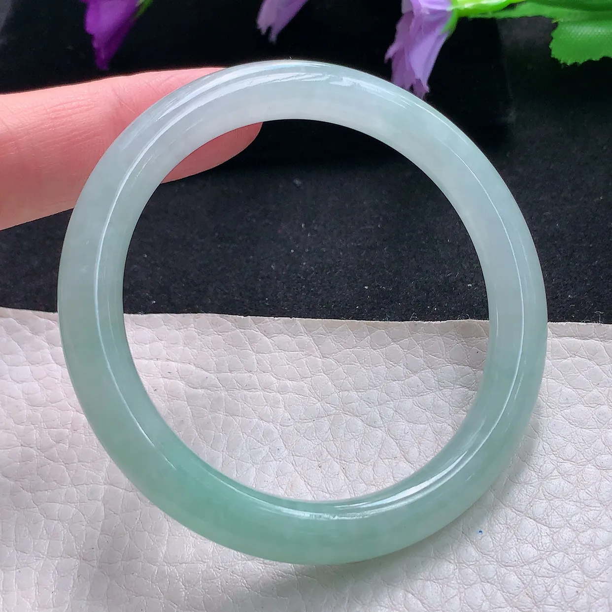 xh自然光54.5*8.4*8圆条镯 天然缅甸翡翠a货手镯淡绿圆镯