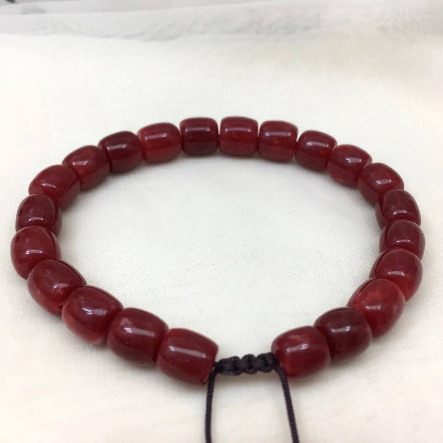 【天然日本阿卡赤血牛血红珊瑚8.6mm大桶珠单手链】难得高瓷度，整条少虫眼少白芯的日本阿卡桶珠。整条赤血牛血红颜色，珠子直径8.6-7.3mm，重量23.19克！每颗珠子均为天然的珊瑚，珊瑚自古就为佛教珍宝，深海千年有机宝石！收藏价值高、可传承！追求颜色美的福音！实物漂亮！