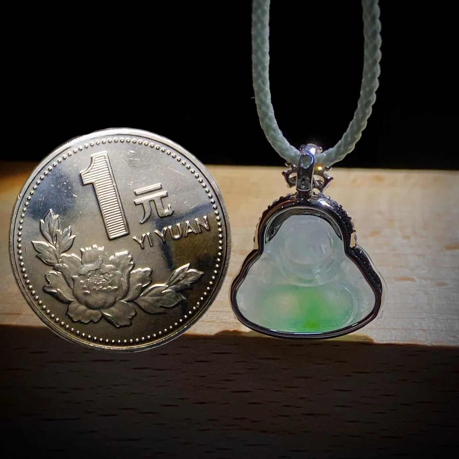 绿花弥勒佛迷你小佛，
裸石 16.2-12.8-4.5mm，
整体16.2-19.6-7mm，
18K金，南非钻，