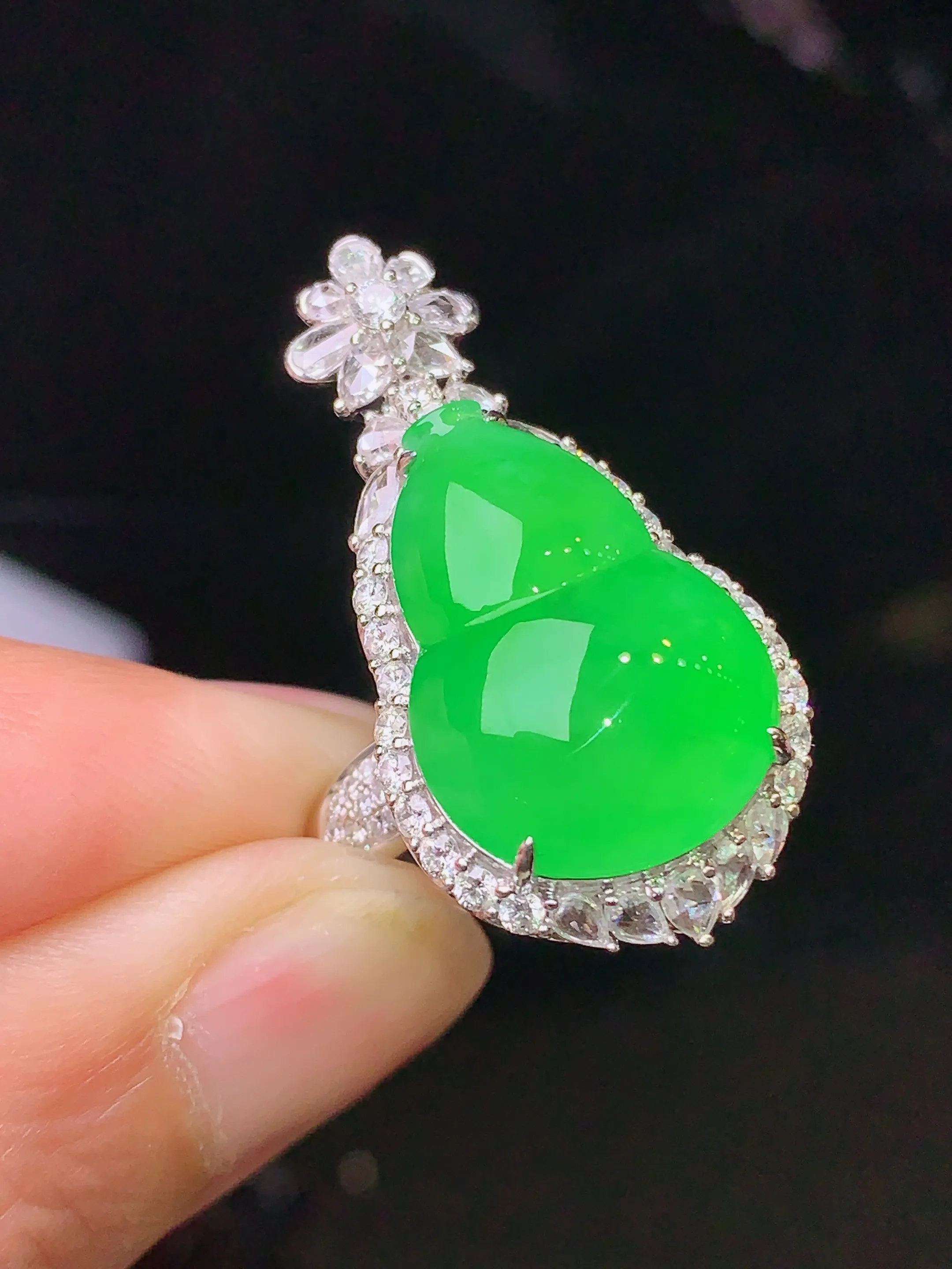 18k金钻镶嵌翠绿葫芦戒指吊坠两用款 玉质细腻 色泽清新艳丽 圈口15 整体尺寸30.5*15.5*11