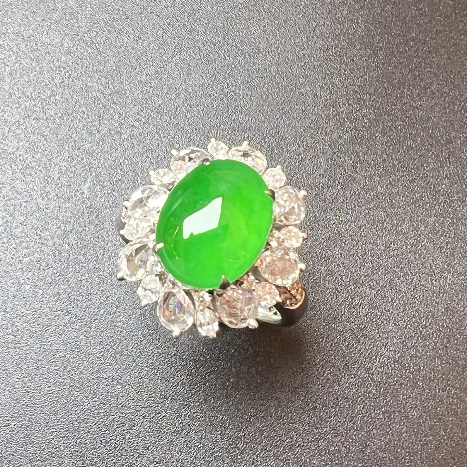 满绿戒指种色俱佳，质量杠杠滴，整体尺寸18.8*16.9*11.7 裸石尺寸11.4*9*4.5