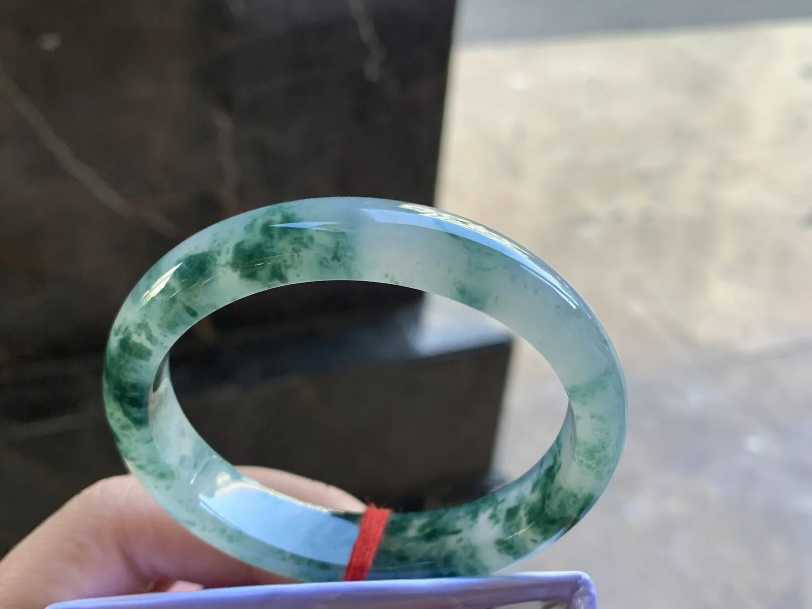 54.5-11.8-7.2

冰飘花贵妃手镯^_^飘花浓郁 种水足 正圈52可以带