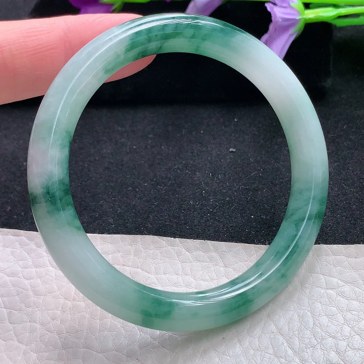 xh自然光54.5*8.3圆条镯 天然缅甸翡翠a货手镯飘花意境优雅圆镯