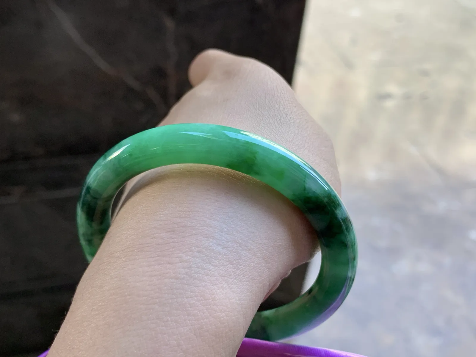 56-8.9

辣绿色圆条手镯^_^颜色鲜艳 浓郁