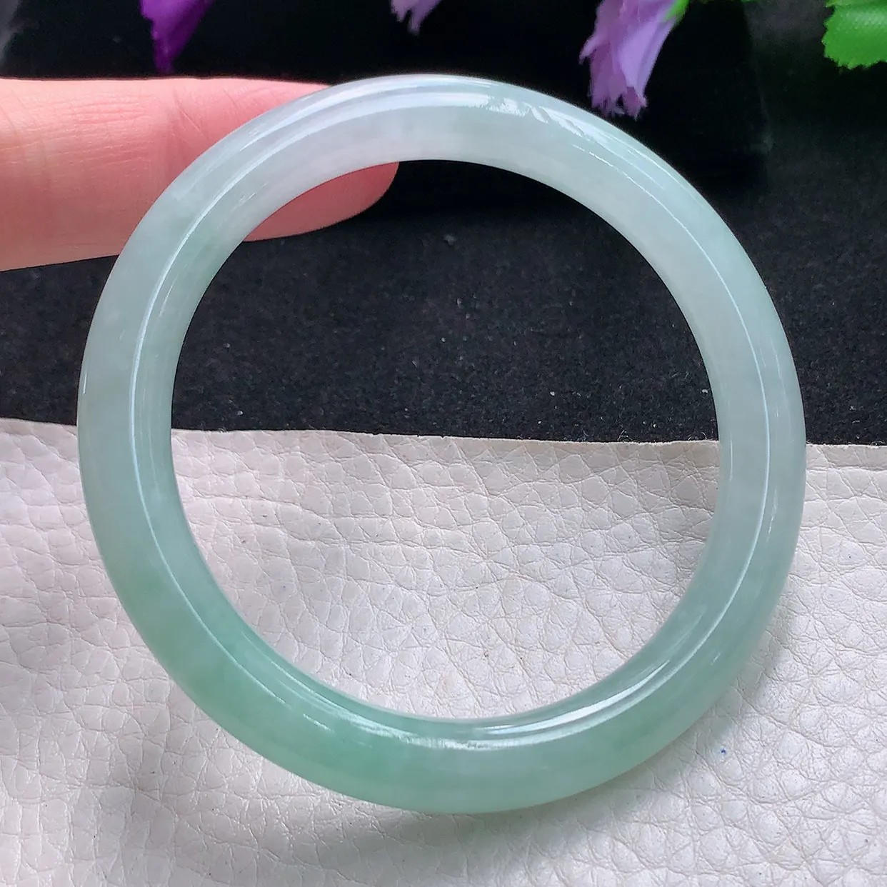 xh自然光54.5*8.4*8圆条镯 天然缅甸翡翠a货手镯淡绿圆镯