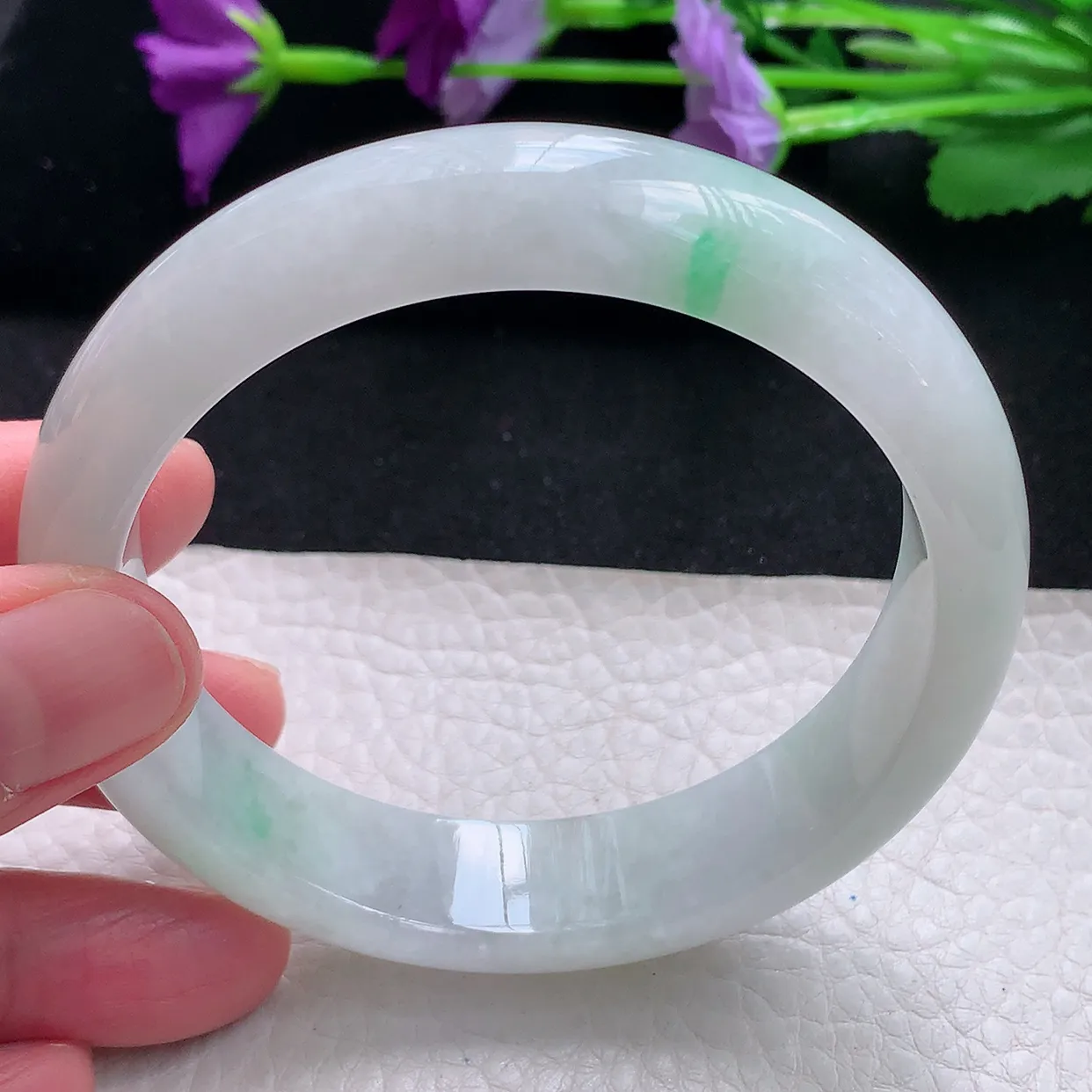 Pj自然光61.5*15*8.2大圈口平安镯 天然缅甸翡翠a货手镯白底飘绿冰透镯子