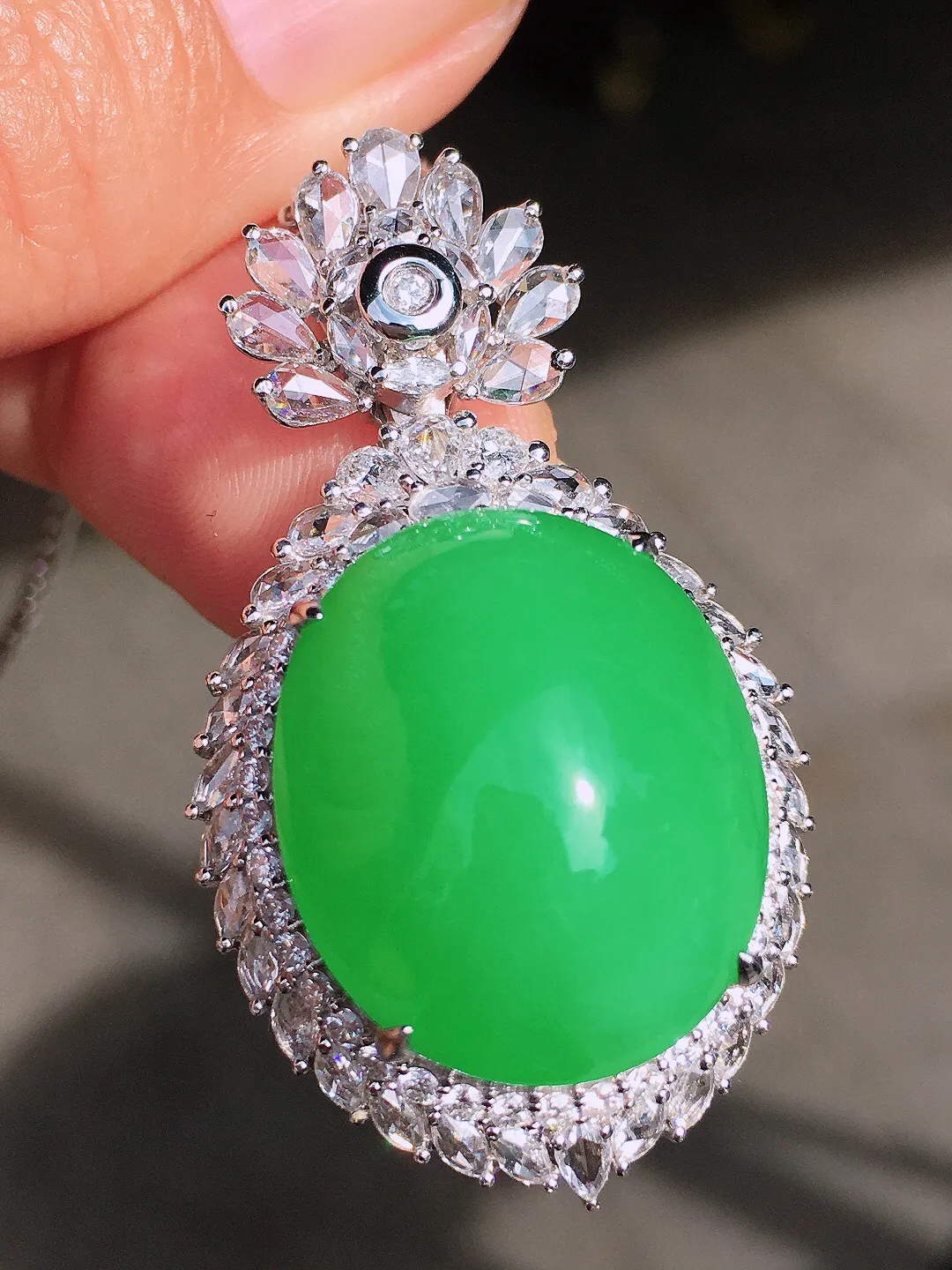 阳绿蛋面吊坠，色泽均匀艳丽，玉质细腻，荧光感超
强，饱满圆润，尽显优雅气质，18k
金豪华镶嵌