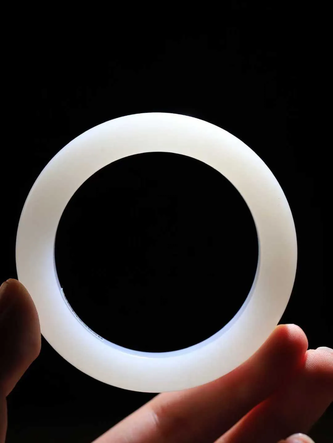 【婉约佳人.手镯】

收藏级️和田玉白玉手镯 玉质温润细腻 油性十足 手感舒适，高华雅逸，线条流畅，简约大气，美自天成，素雅高贵。佩戴于腕间，婉约之美，举手投足间透出那份低调奢华。重62.8克 内径54.5mm  尺寸12-10.3mm   FDA-691082431