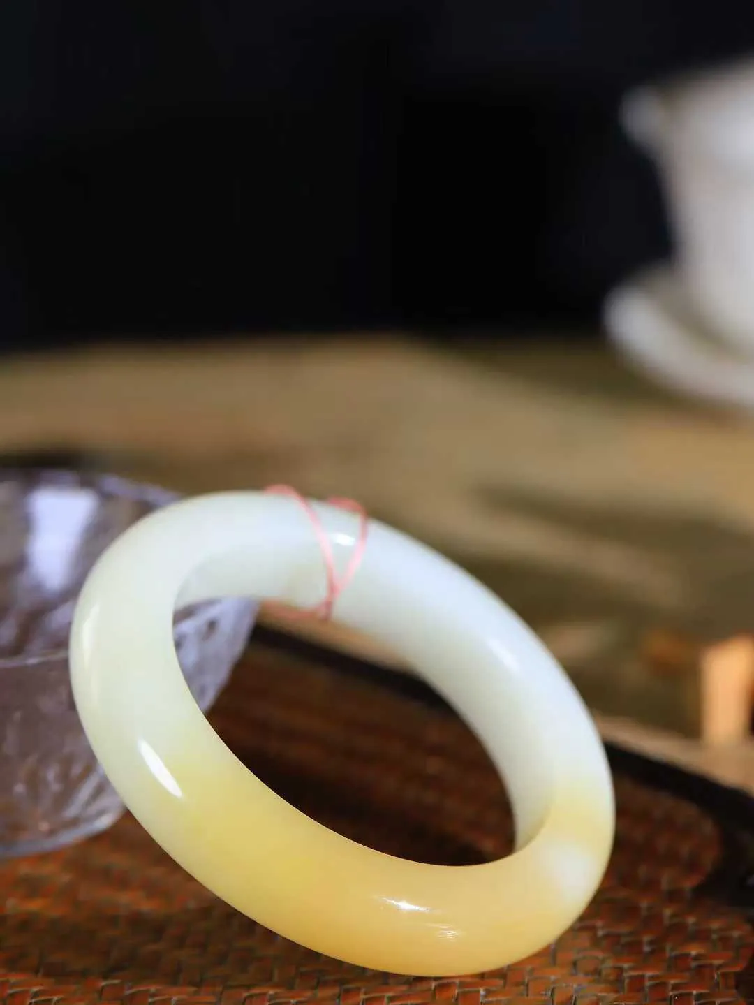 （一见钟情.手镯）

精品和田玉糖白玉手镯，玉质温和莹润，精光内蕴，手感舒适。整器简约，打磨光洁，让人爱不释手，料美艺精，萦绕于手，尽显高贵之姿。重87克 内径56.5mm尺寸14.8-11.1mm   FDA-101043173