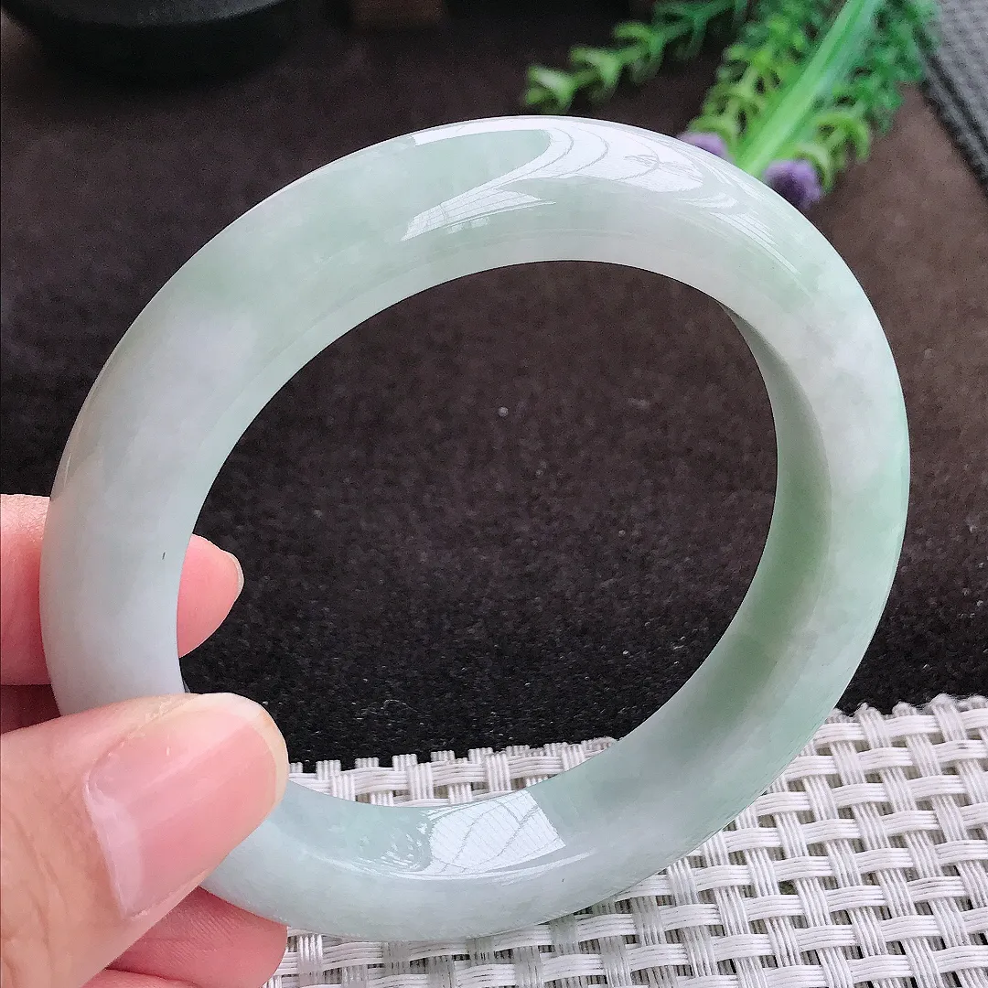 自然光59/12.6/10老坑精美温润飘阳绿手镯宽边翡翠玉镯美人镯