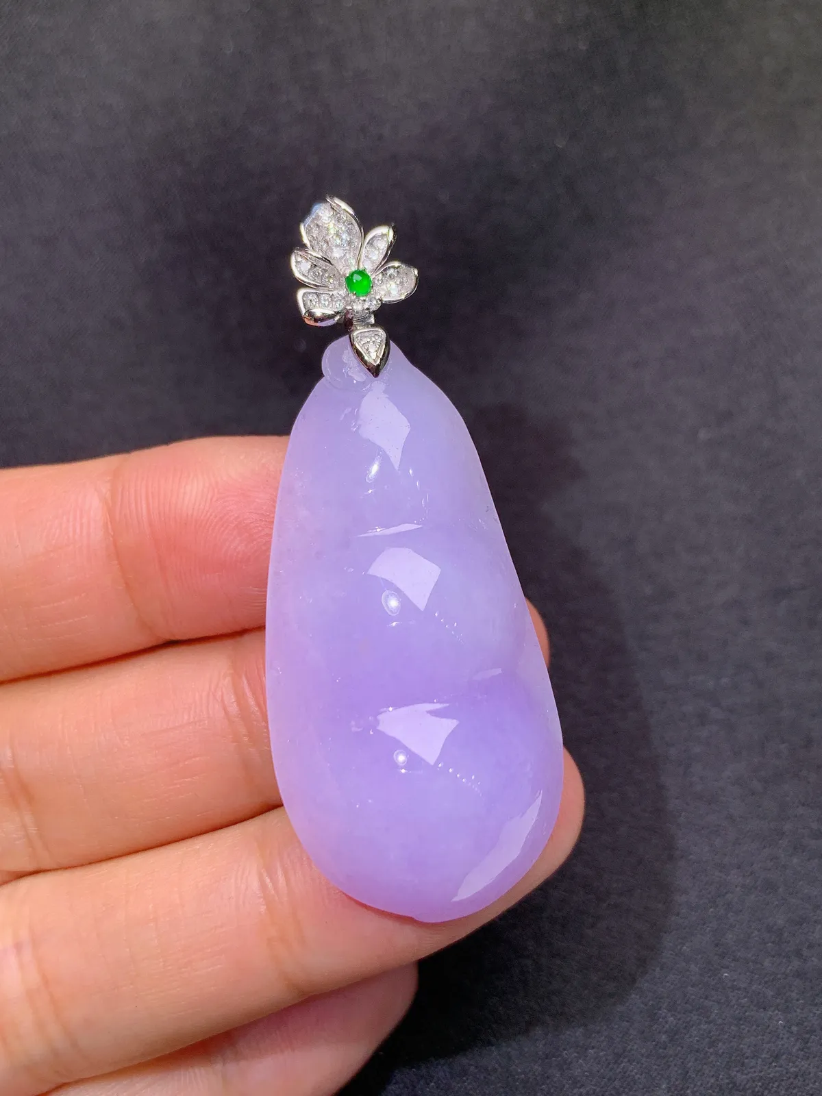 紫罗兰福豆吊坠，18k金镶嵌，温润细腻，颜色鲜艳 裸石40.9*20.4*11.8