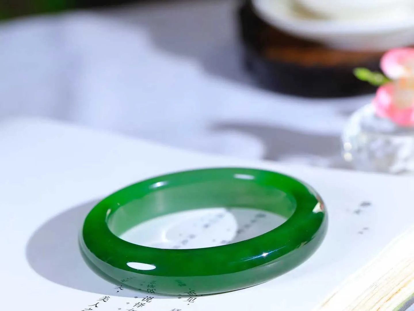 【悠悠芳华.镯】

收藏级臻品和田玉碧玉手镯 玉质温润 青葱岁月，尽收腕中，婉转流畅，凝岁月悠长。盈一眸恬淡，挽一抹绿意。重65.2克 内径55.5mm尺寸13.2-9.7mm   861083151A