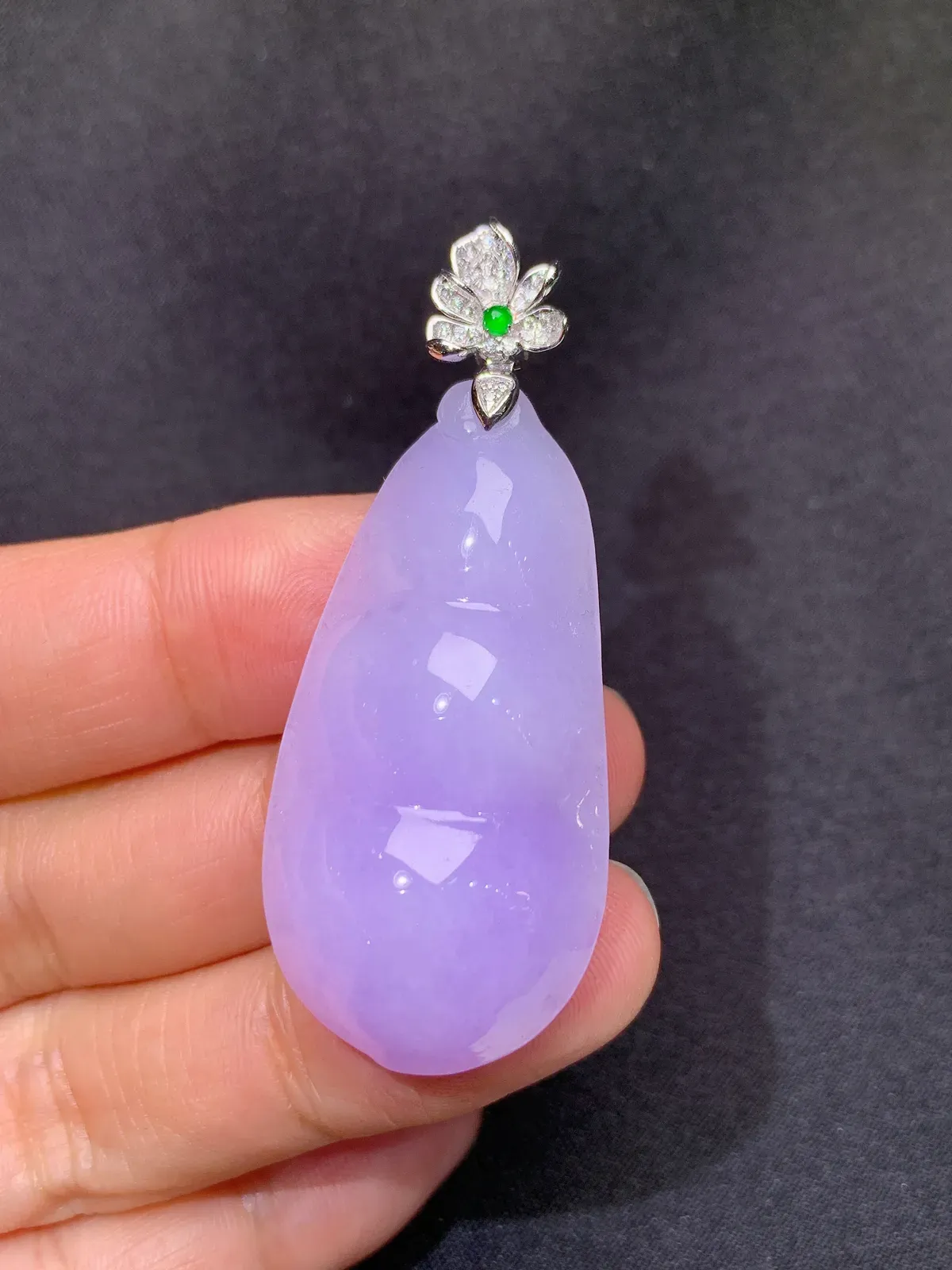 紫罗兰福豆吊坠，18k金镶嵌，温润细腻，颜色鲜艳 裸石40.9*20.4*11.8