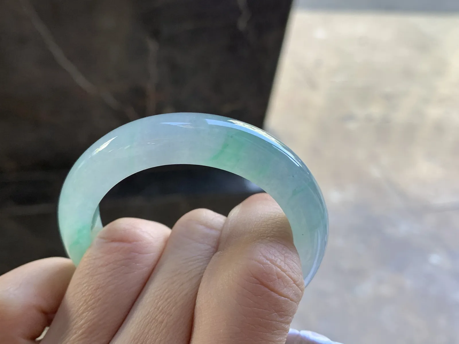 54.3-10.2-7.8

冰飘绿贵妃手镯^_^冰透 清新 色阳 正圈51 52可以带