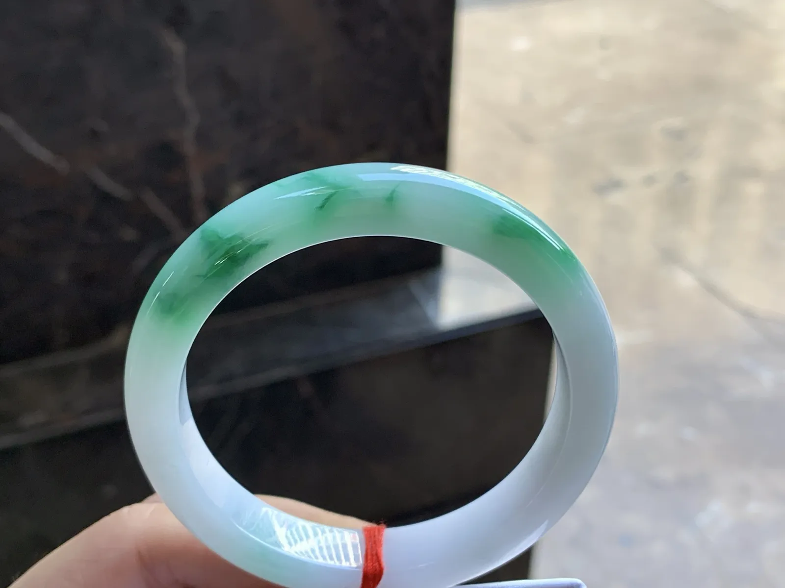 57-11.7-8.4

带色手镯^_^玉质温润 细腻