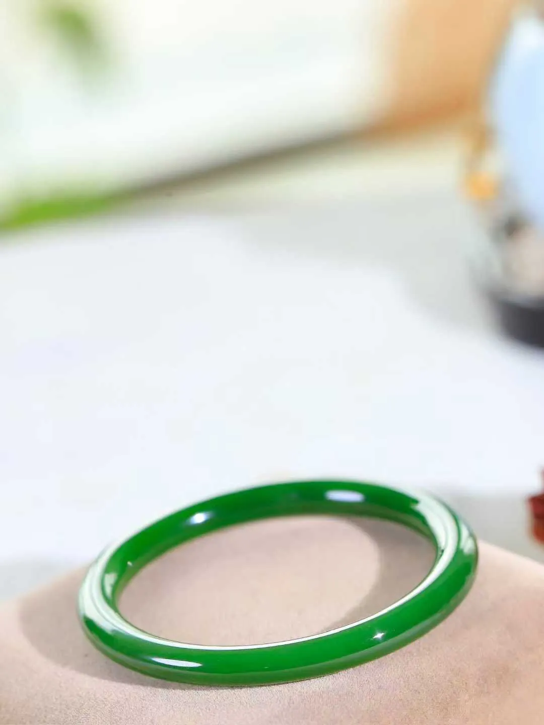 【碧色荡漾·手镯】

精品和田玉碧玉圆条手镯，玉质细腻温润，手感舒适，️线条流畅，简约大气，美自天成，佩戴于腕间，婉约之美，举手投足间透出那份低调奢华，醉人心扉。重23克  内径圈口54mm  尺寸7.1-7.1mm  FDA-661082433