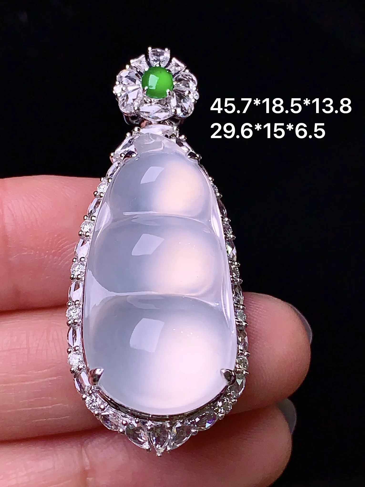 18k金钻镶嵌冰种四季豆吊坠 玉质细腻 色泽清新艳丽 整体尺寸45.7*18.5*13.8