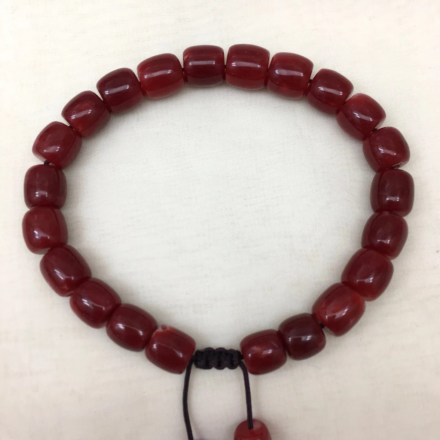 【天然日本阿卡赤血牛血红珊瑚8.6mm大桶珠单手链】难得高瓷度，整条少虫眼少白芯的日本阿卡桶珠。整条