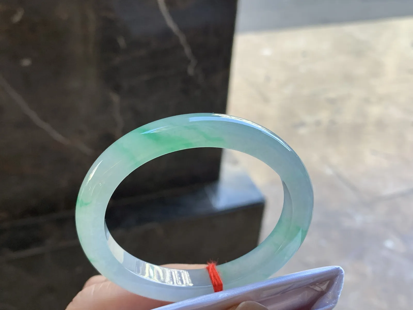 54.3-10.2-7.8

冰飘绿贵妃手镯^_^冰透 清新 色阳 正圈51 52可以带