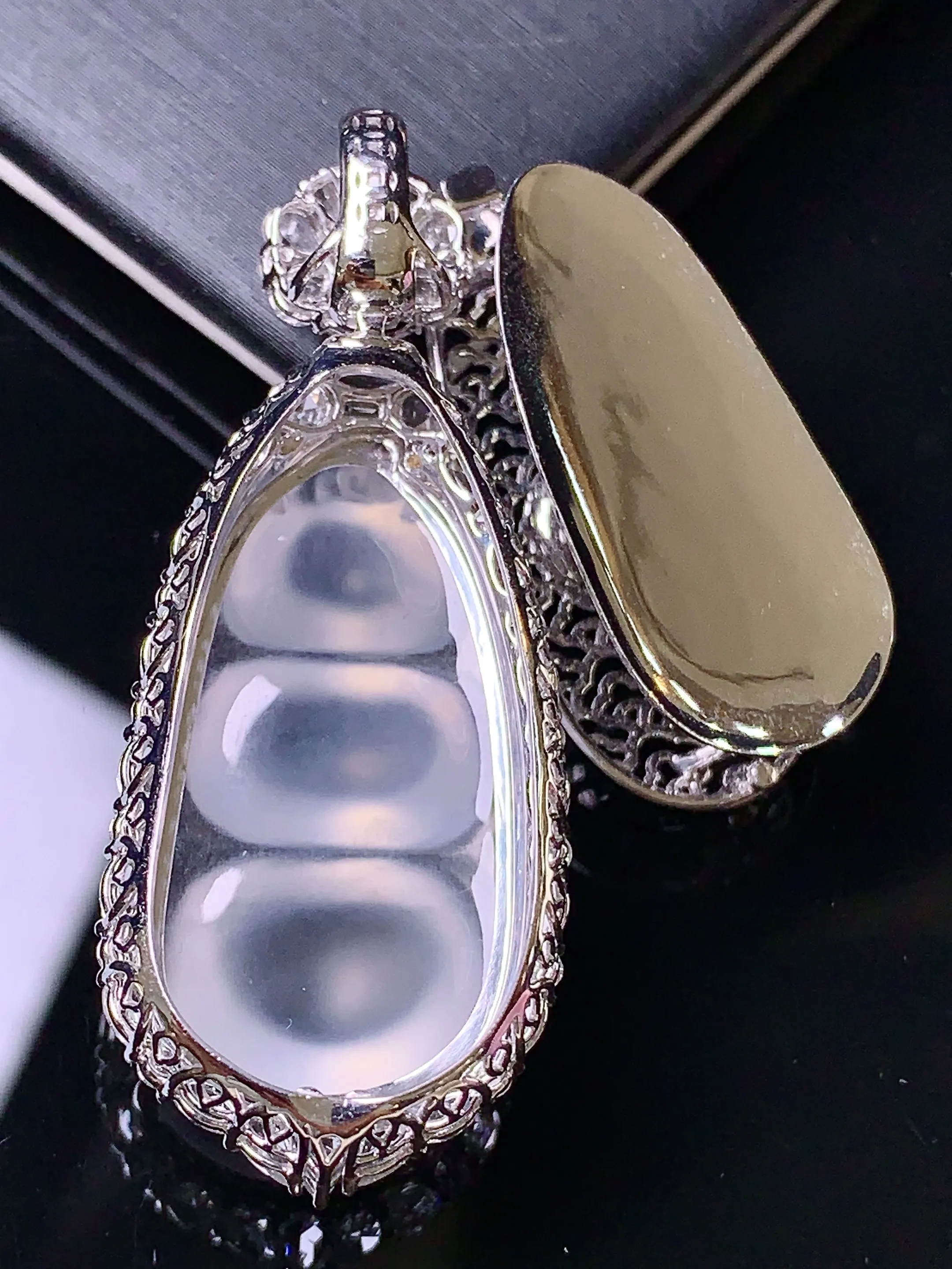 18k金钻镶嵌冰种四季豆吊坠 玉质细腻 色泽清新艳丽 整体尺寸45.7*18.5*13.8