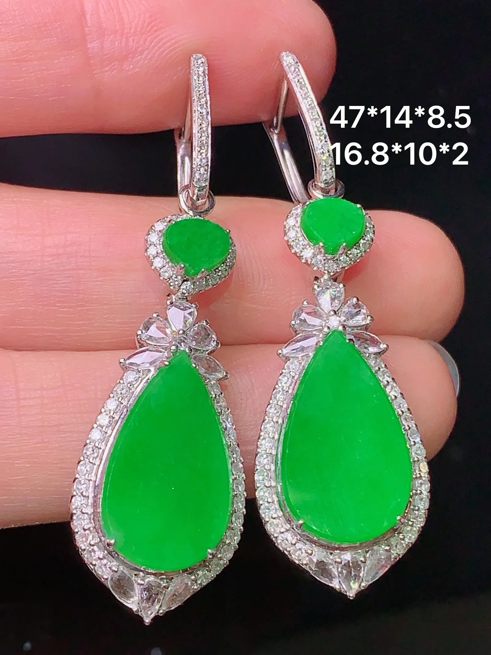 18k金钻镶嵌满绿水滴耳坠吊坠两用款 玉质细腻 色泽清新艳丽 整体尺寸47*14*8.5