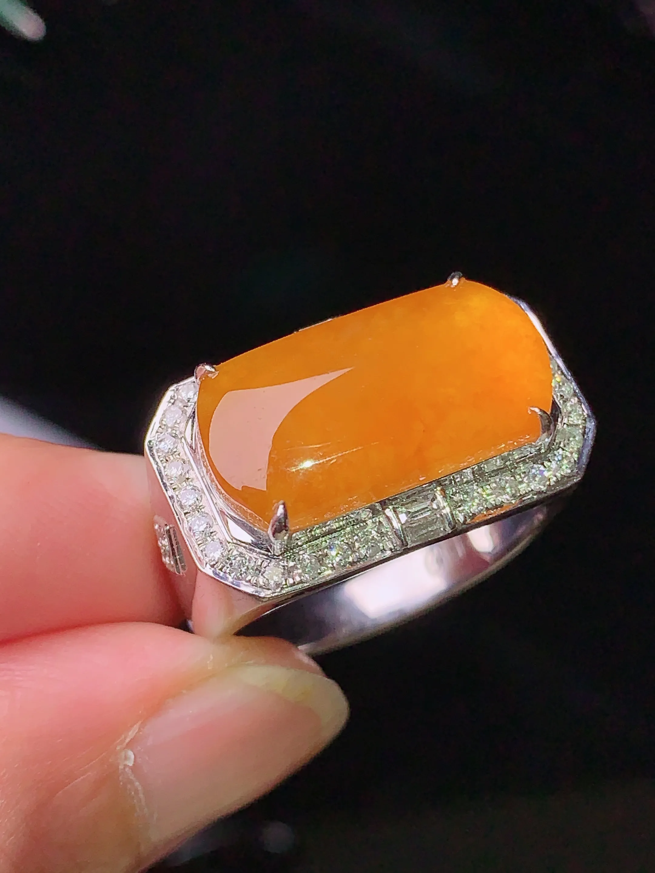 18k金钻镶嵌黄翡马鞍戒指 玉质细腻 色泽清新艳丽 圈口20整体尺寸9.5*17.8*3.5