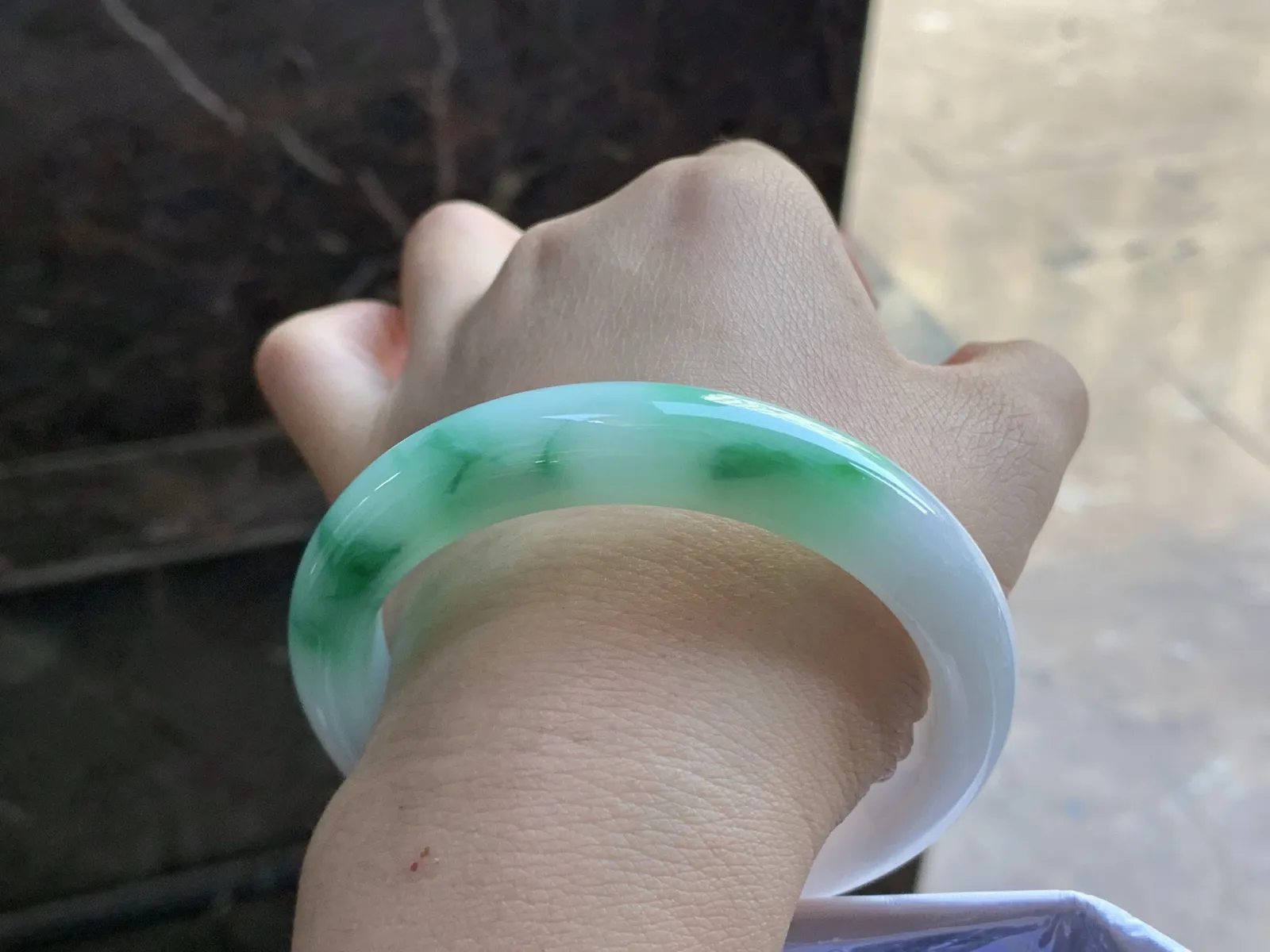 57-11.7-8.4

带色手镯^_^玉质温润 细腻