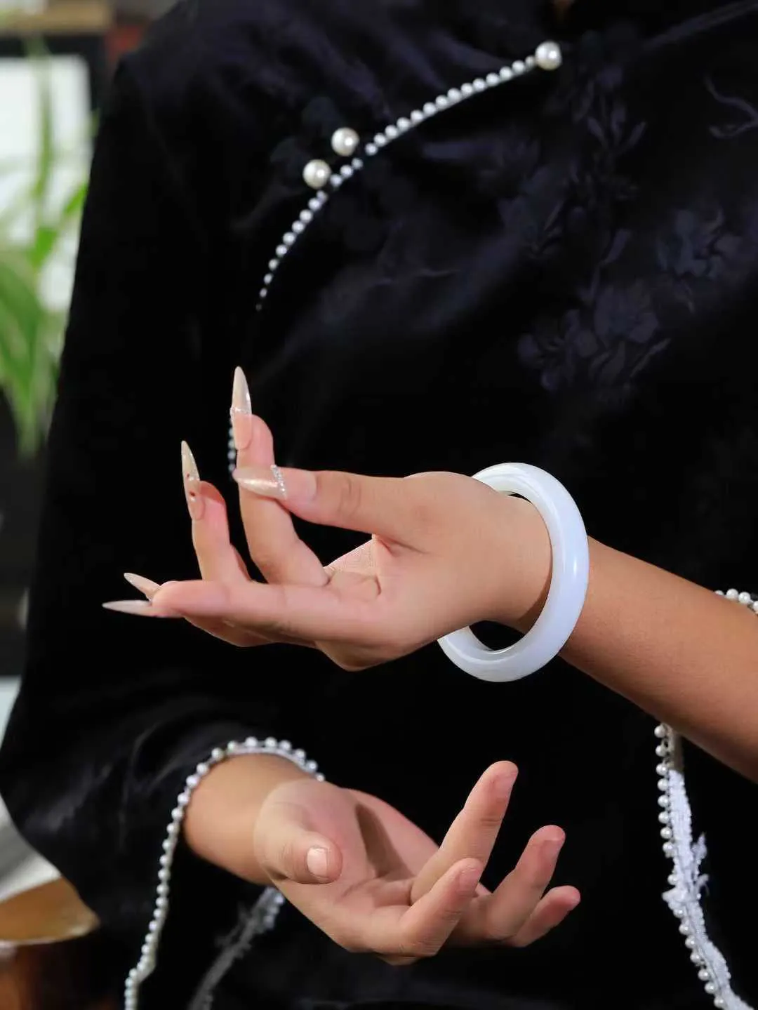 【婉约佳人.手镯】

收藏级️和田玉白玉手镯 玉质温润细腻 油性十足 手感舒适，高华雅逸，线条流畅