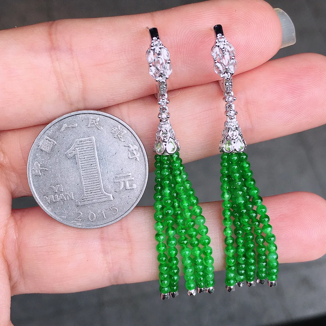 阳绿珠子耳坠，色泽均匀艳丽，玉质细腻，荧光感超
强，饱满圆润，尽显优雅气质，18k
金豪华镶嵌