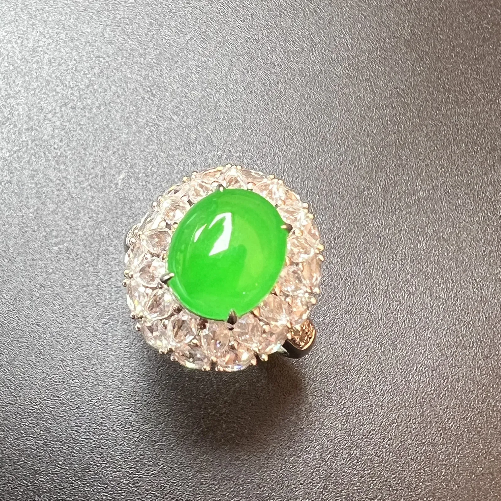 精品戒指质量杠杠滴，整体尺寸17.2*15.3*13.2 裸石尺寸10*8.5*3.8