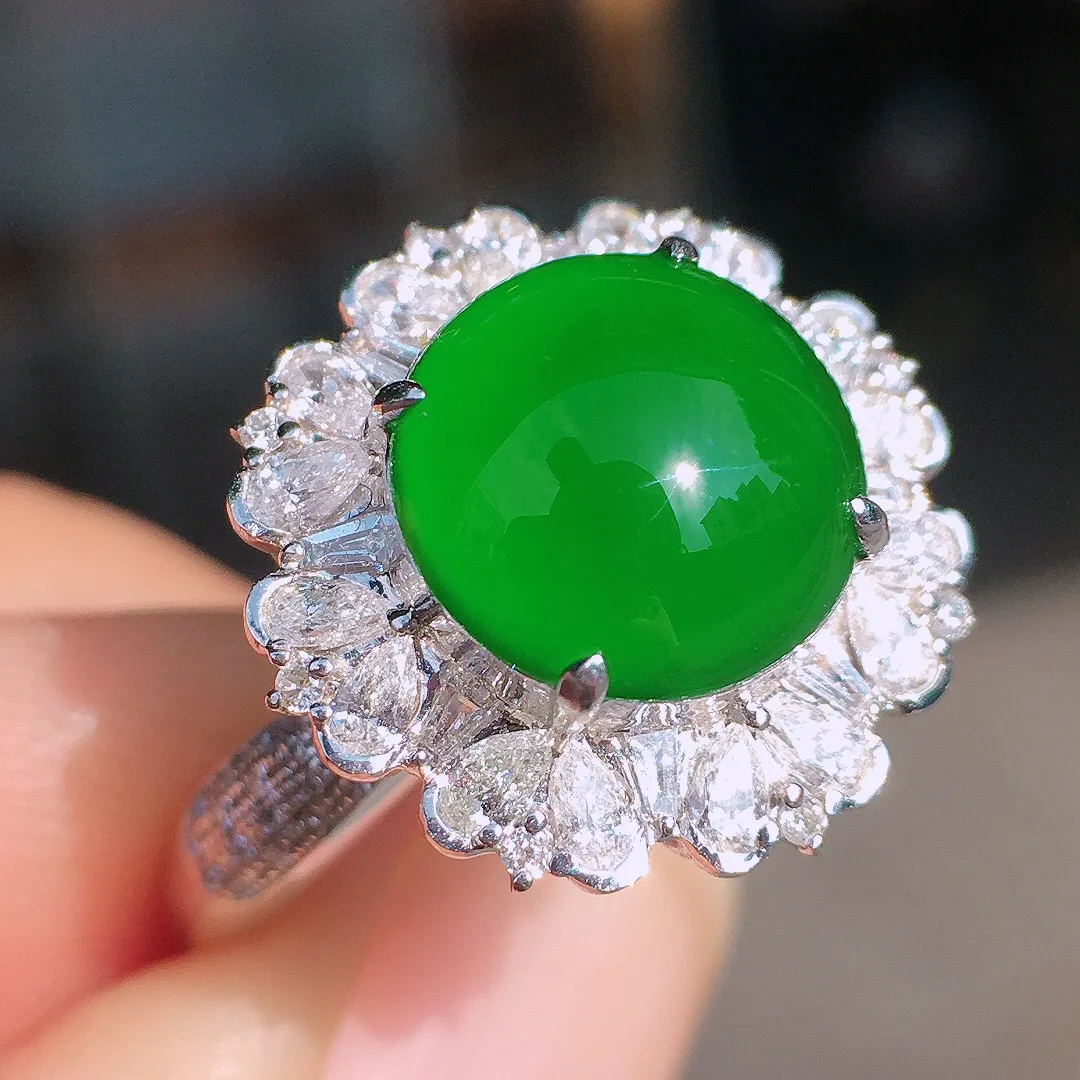 满绿蛋面戒指，色泽均匀浓郁，玉质细腻，荧光感超
强，饱满圆润，尽显优雅气质，18k
金豪华镶嵌