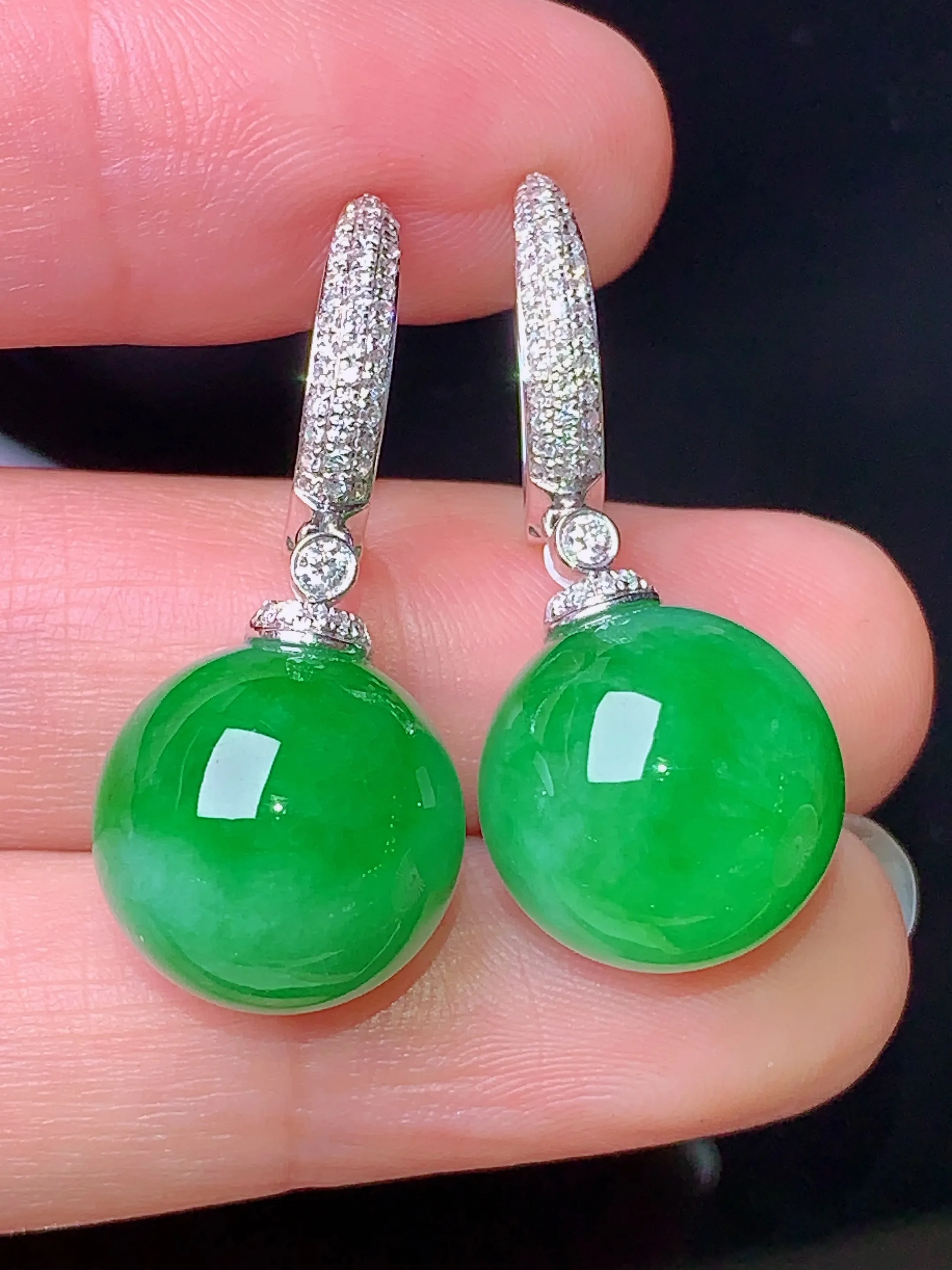 18k金钻镶嵌翠绿圆珠耳钉 玉质细腻 色泽清新艳丽 整体尺寸30.6*13