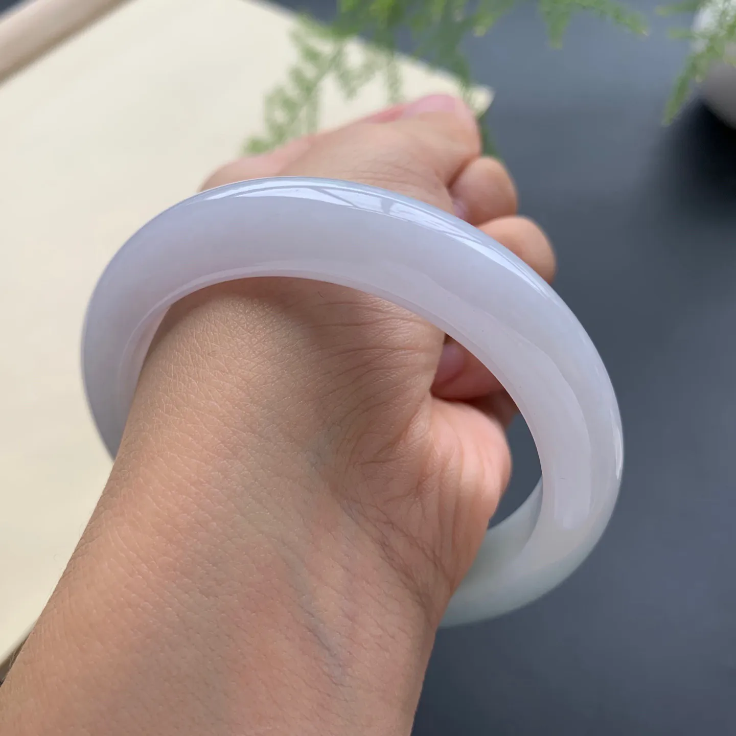 57圈口底色正圈手镯 尺寸：57-12.2-9.2，无纹裂，细腻釉洁，清爽干净