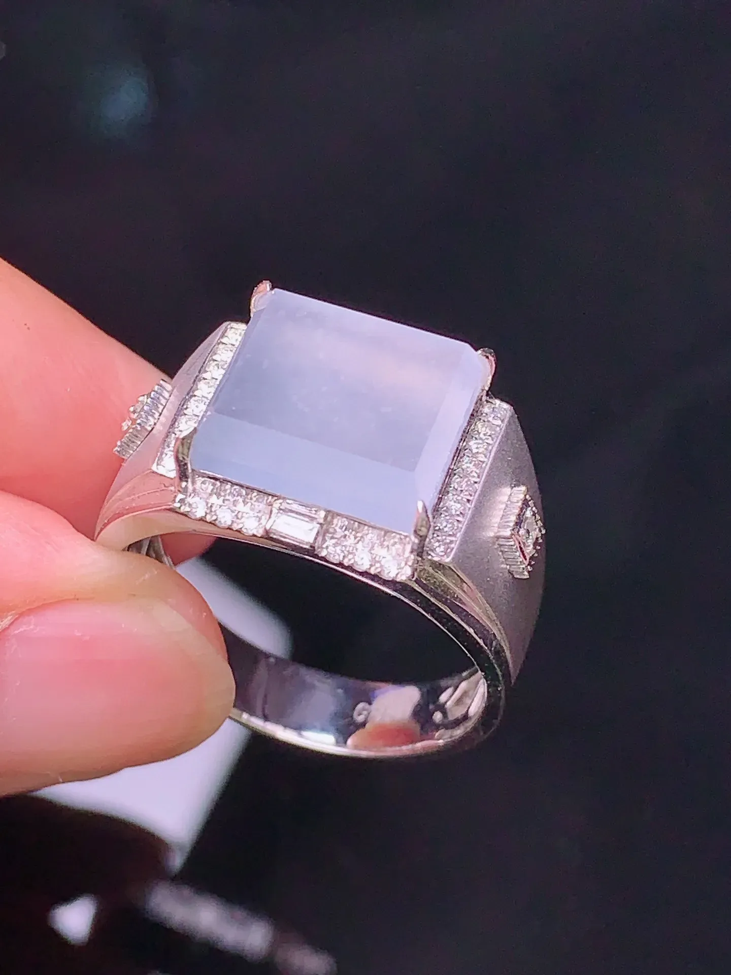 18k金钻镶嵌冰种马鞍戒指 玉质细腻 色泽清新艳丽 圈口20.5 裸石尺寸10*11*3