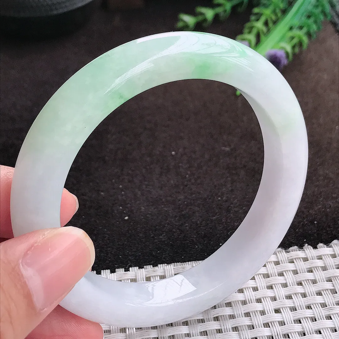 自然光57.8/11.4/9.8老坑精美温润飘绿手镯宽边翡翠玉镯美人镯