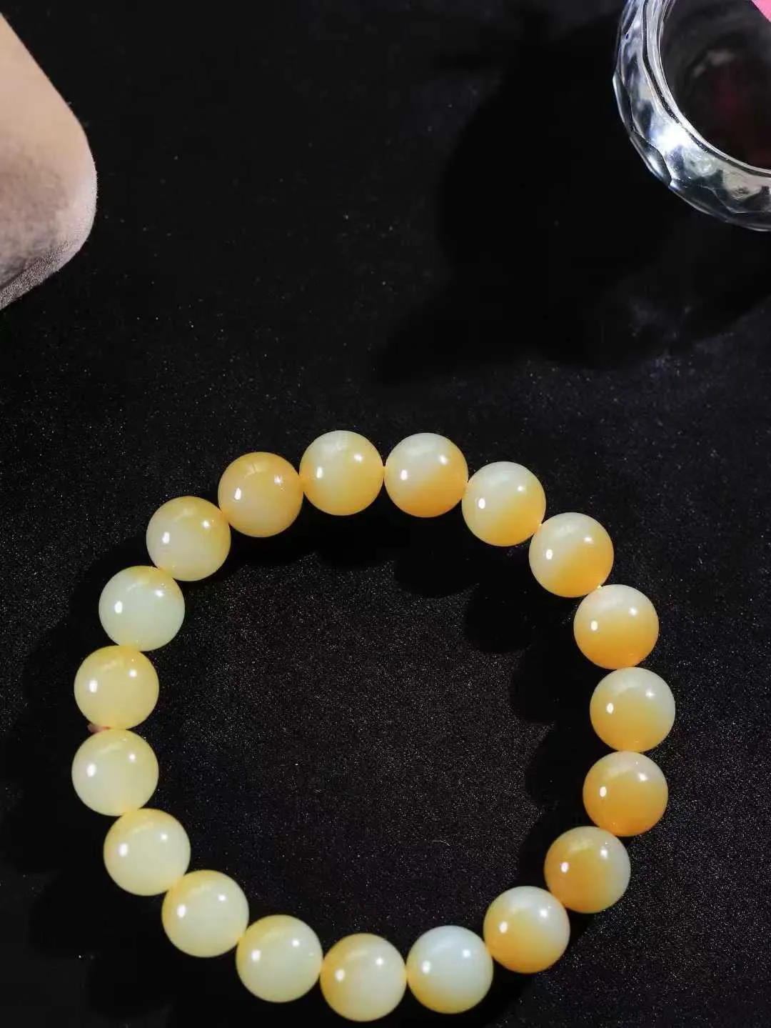 【珠圆玉润.手串】

精品和田玉糖白玉珠圆玉润手串 玉质温润细腻  整串打磨圆润，佩戴舒适。珠珠落玉盘，间关莺语花底滑，一生美好时光，无论身在何处，都有它相伴相守。事事顺遂，幸福美满，吉祥如意。重28.6克 尺寸取一9.9mm  FDA-221043133