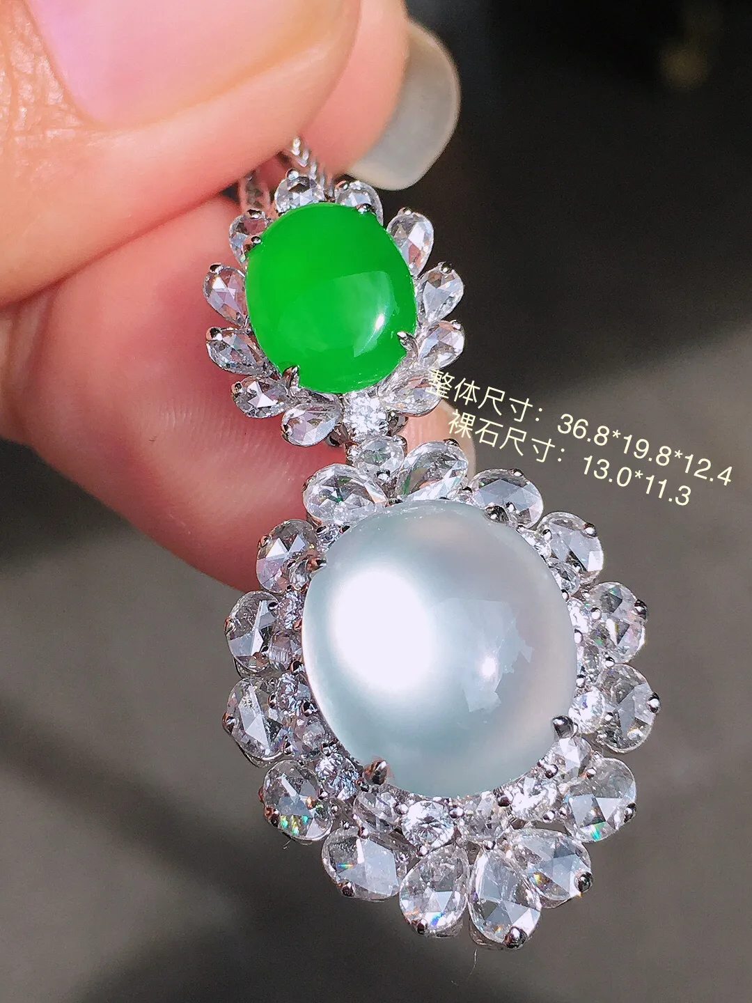 （冰+绿）二合一吊坠，色泽均匀艳丽，玉质细腻，荧光感超
强，饱满圆润，尽显优雅气质，18k
金豪华镶嵌