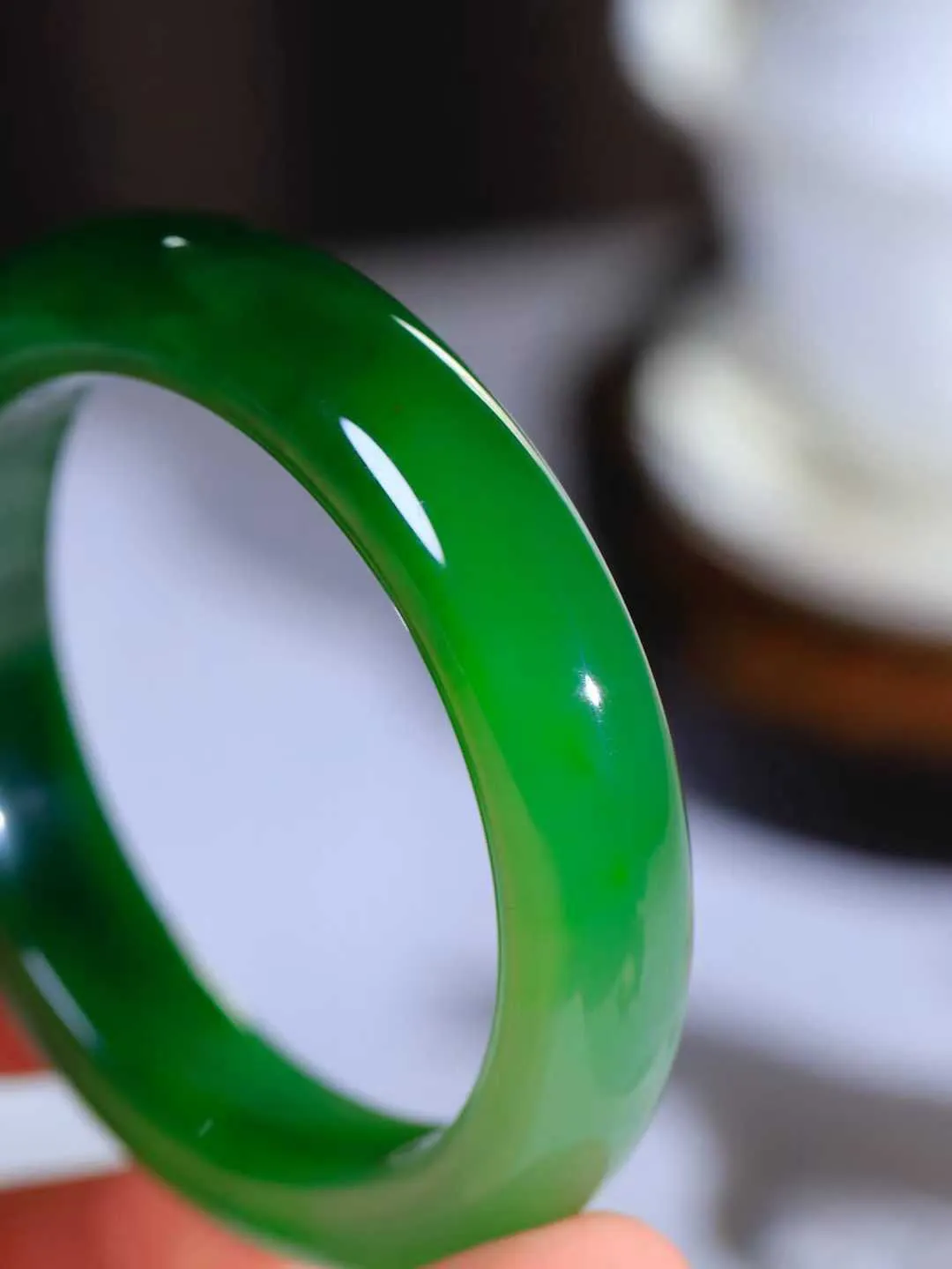 【悠悠芳华.镯】

收藏级臻品和田玉碧玉手镯 玉质温润 青葱岁月，尽收腕中，婉转流畅，凝岁月悠长。盈一眸恬淡，挽一抹绿意。重65.2克 内径55.5mm尺寸13.2-9.7mm   861083151A