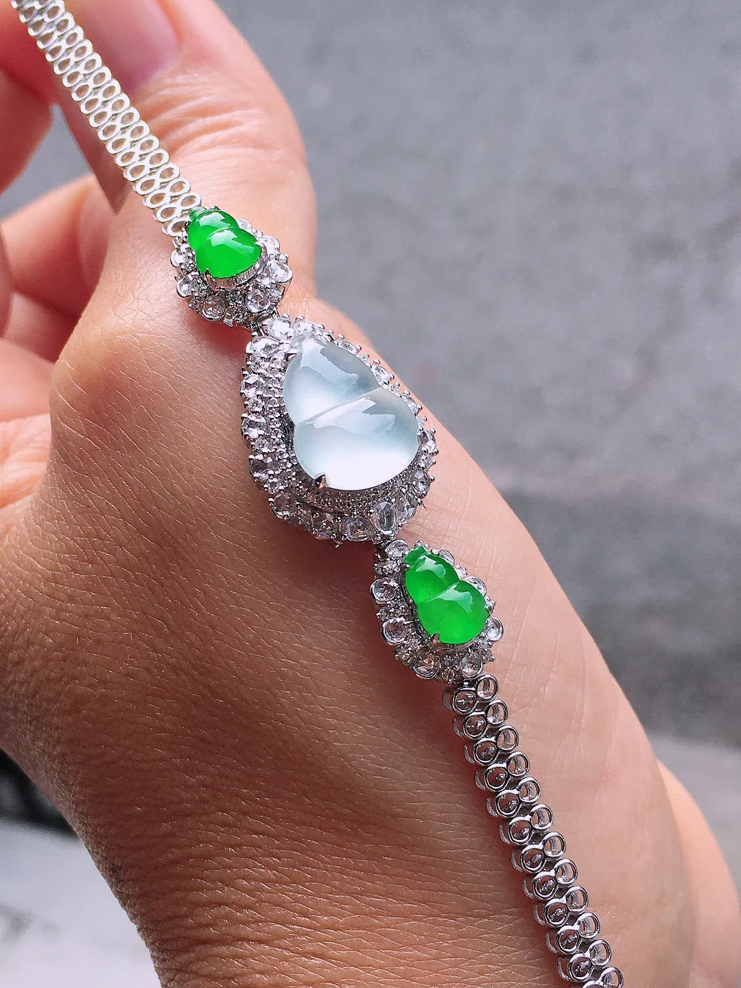 冰+绿）葫芦手链/吊坠两用款，色泽均匀艳丽，玉质细腻，荧光感超
强，饱满圆润，尽显优雅气质，18k
金豪华镶嵌